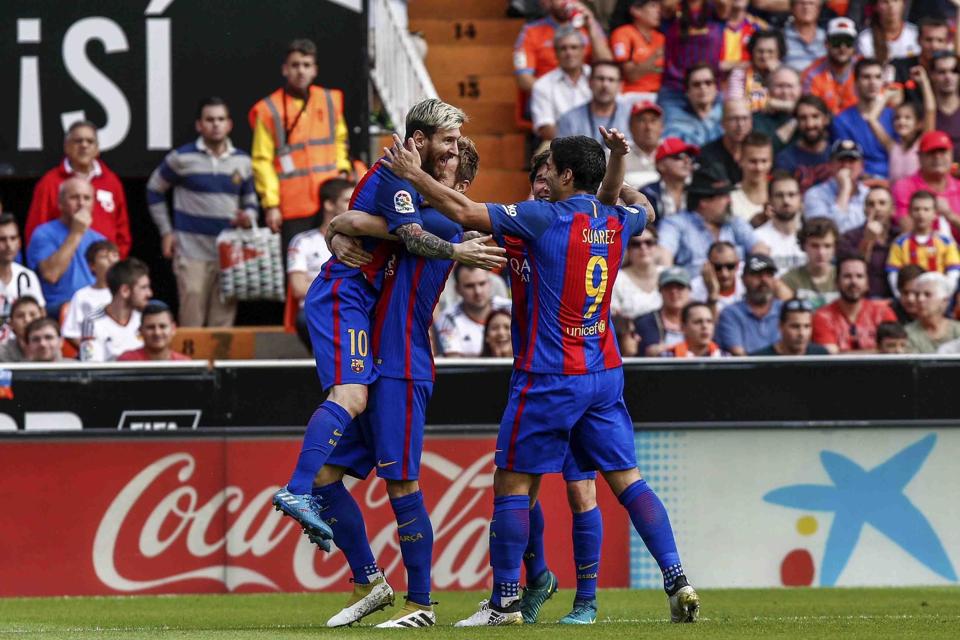 Un penalti le da la vida al Barça (2-3)