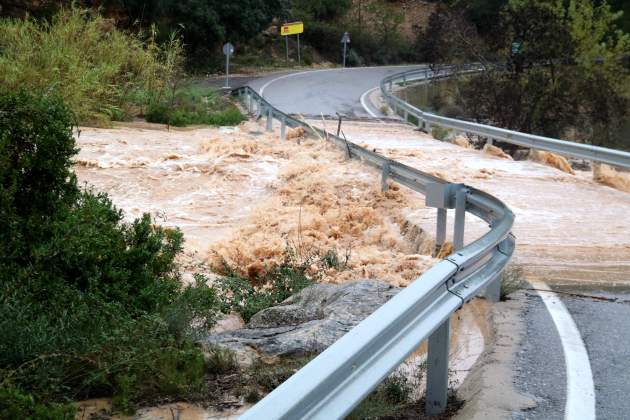 carretera inundada carretera inundada
