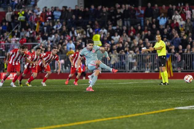Julián Álvarez penalti Vic / Foto: EFE Julián Álvarez penalti Vic / Foto: EFE