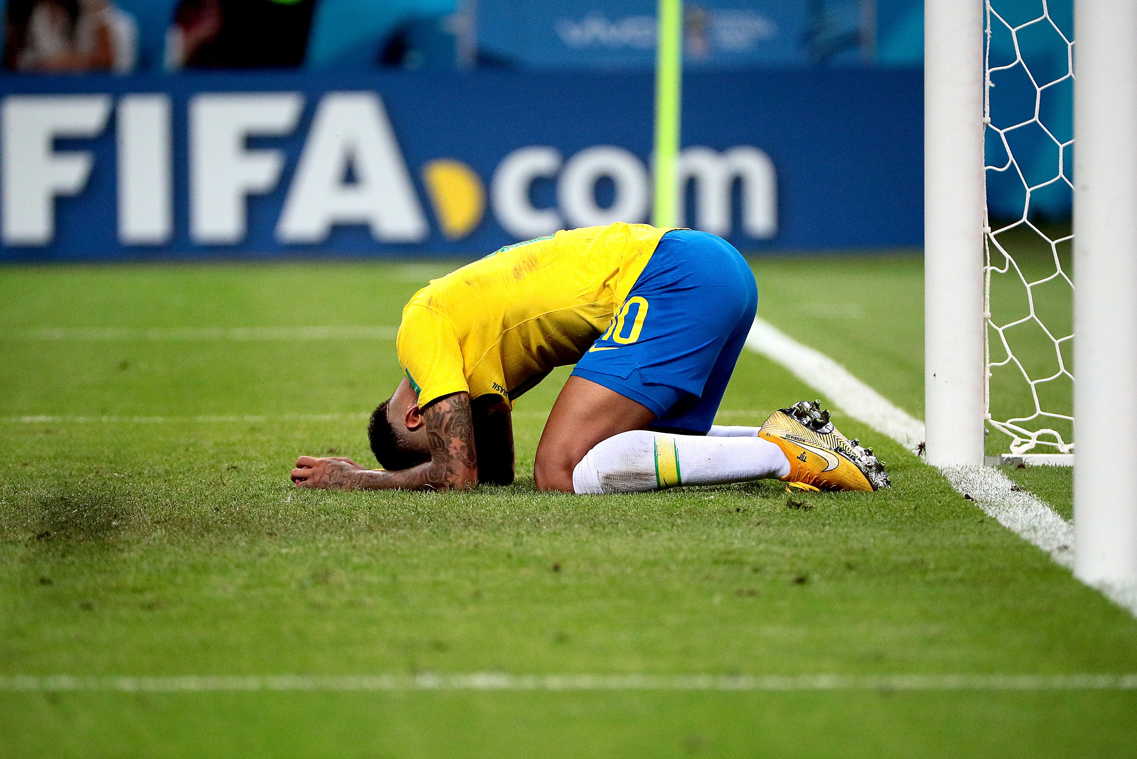 Un jugador de Mèxic es venja de Neymar després de l'eliminació del Brasil