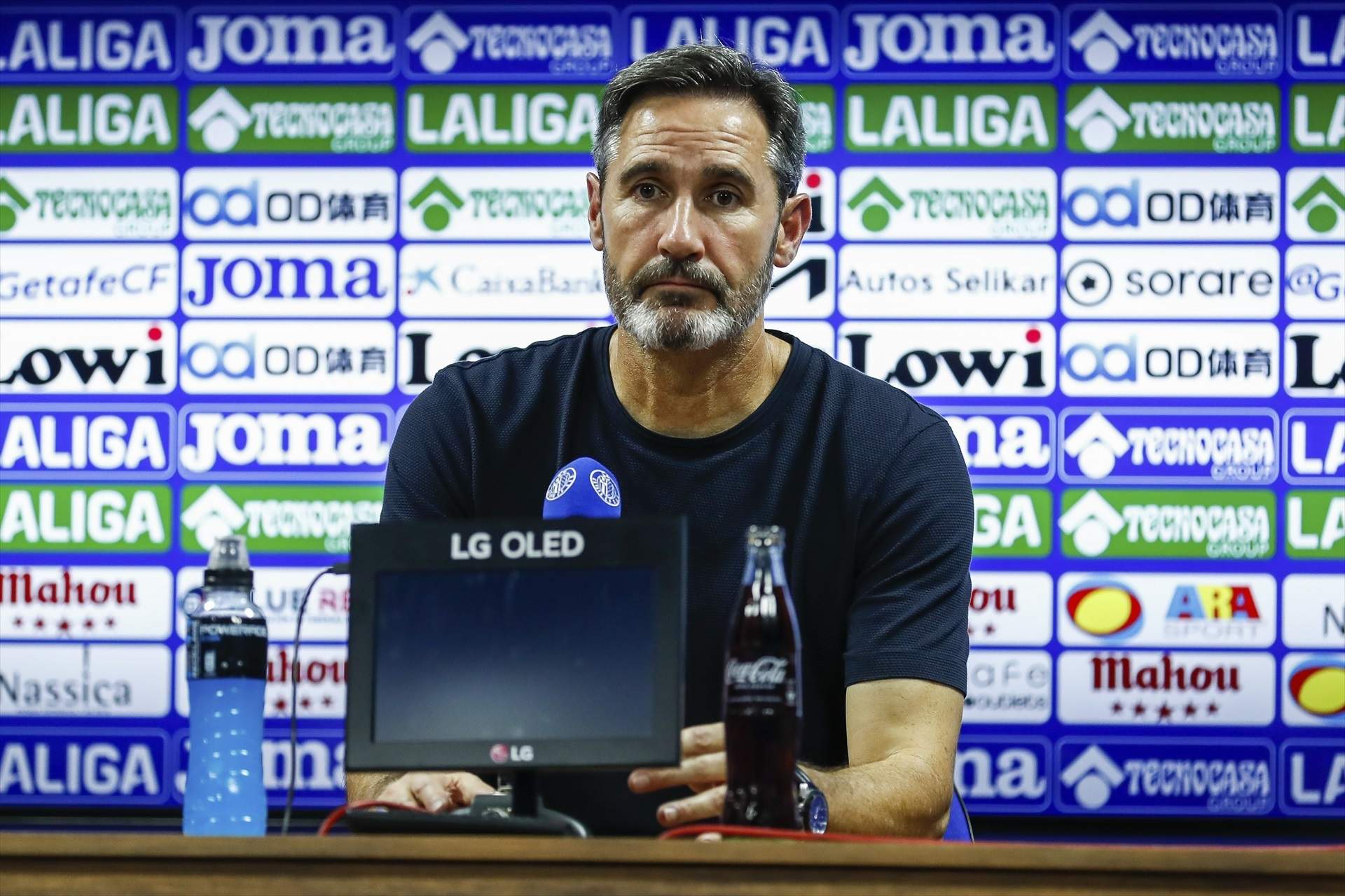 Vicente Moreno, entrenador de l'Osasuna, romp a plorar en parlar de la DANA