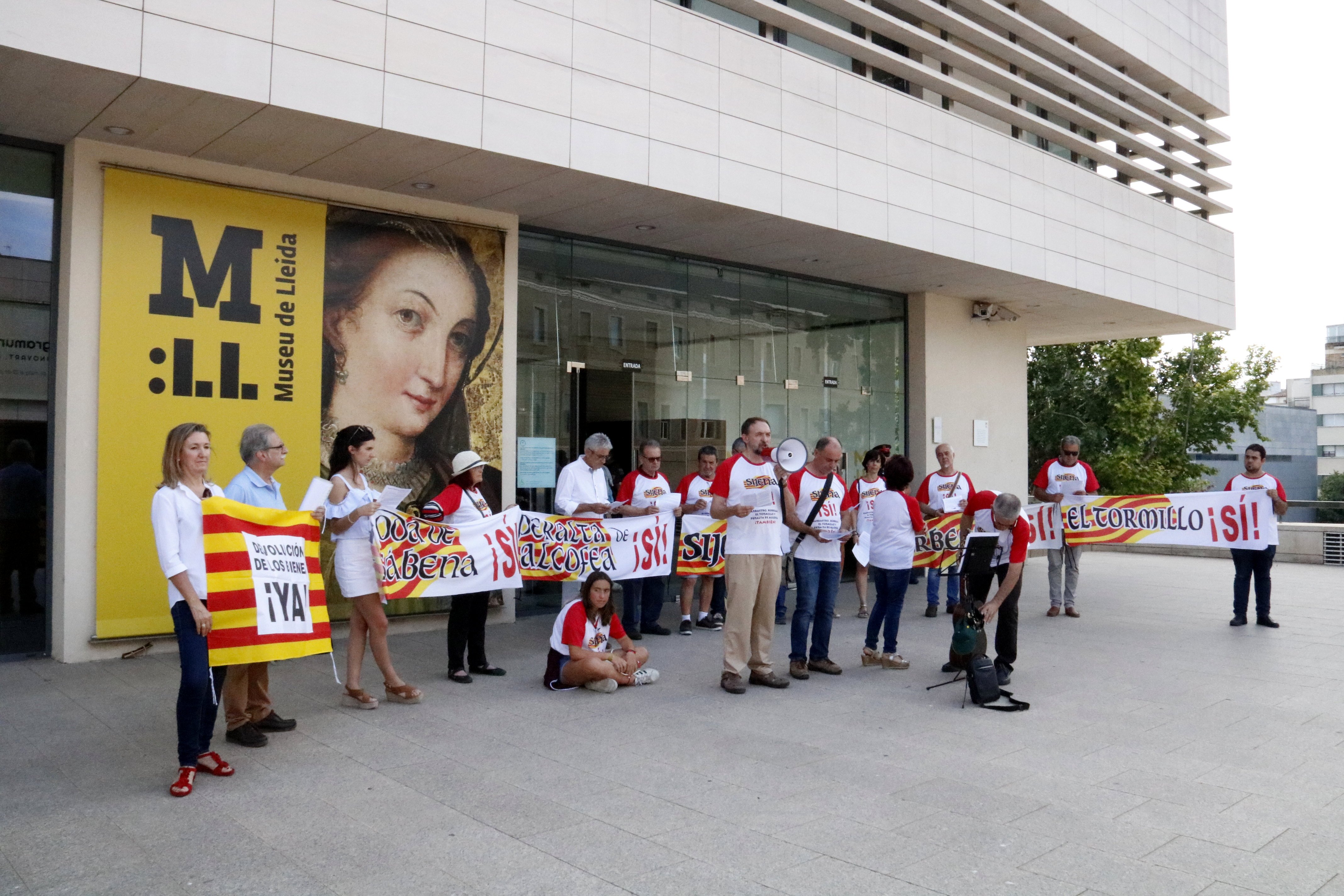 Una manifestación de aragoneses en Lleida reclama 111 obras de arte más