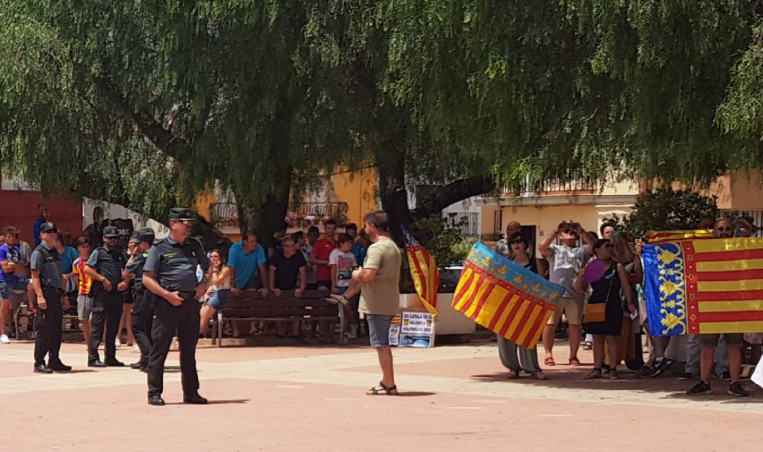 Un grupo de ultras intenta boicotear un acto de ERC en el País Valencià