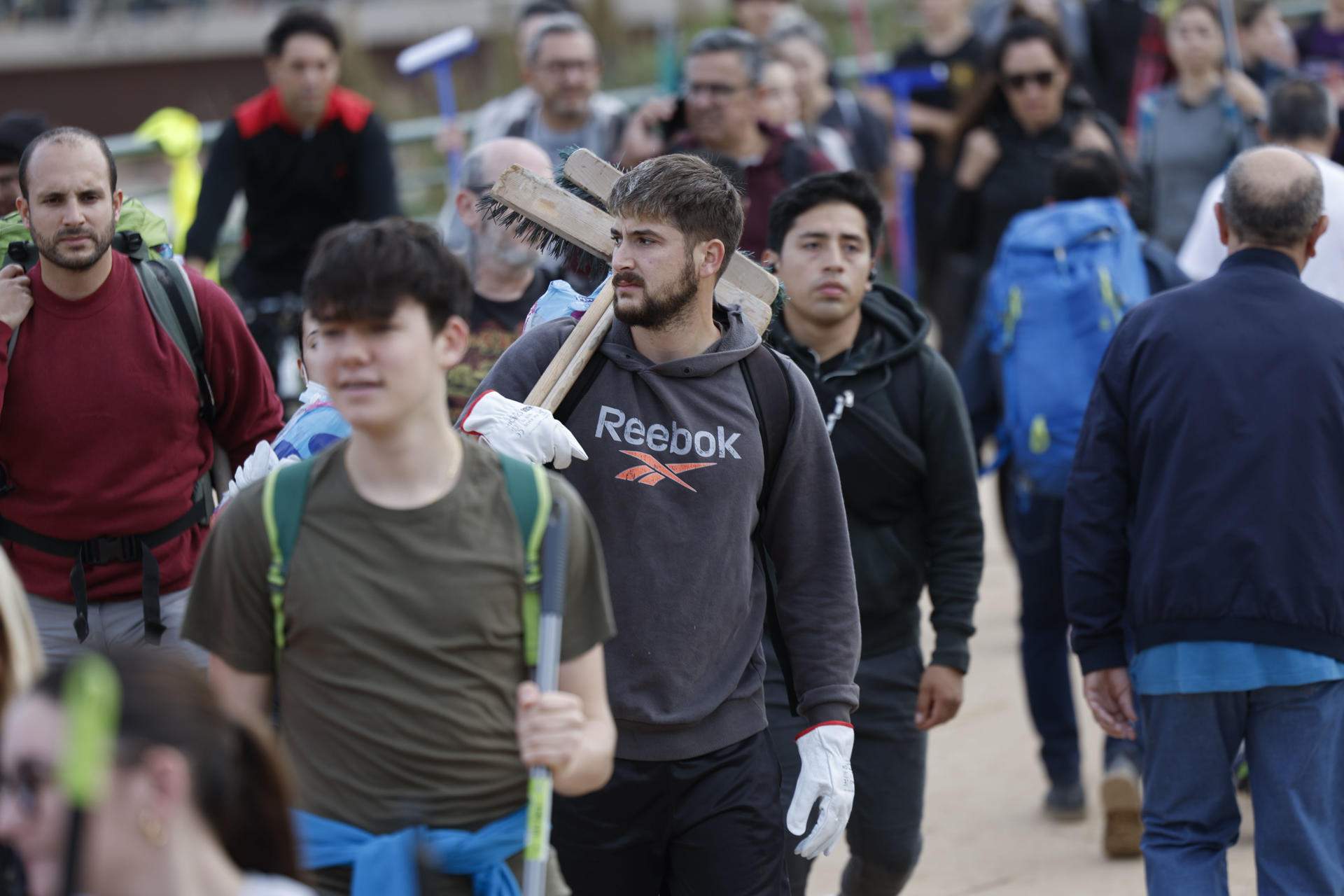 Indignació per la gestió dels voluntaris: "No netejarem un centre comercial, netejarem els pobles"