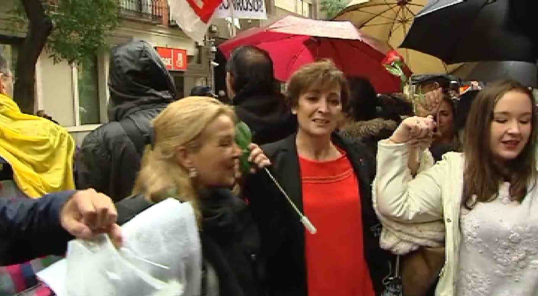 Vídeo: Cantan 'La Internacional' ante la sede del PSOE