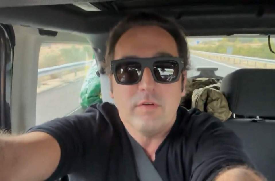 Iker Jiménez despide a un reportero desde el coche, Twitter Iker Jiménez despide a un reportero desde el coche, Twitter