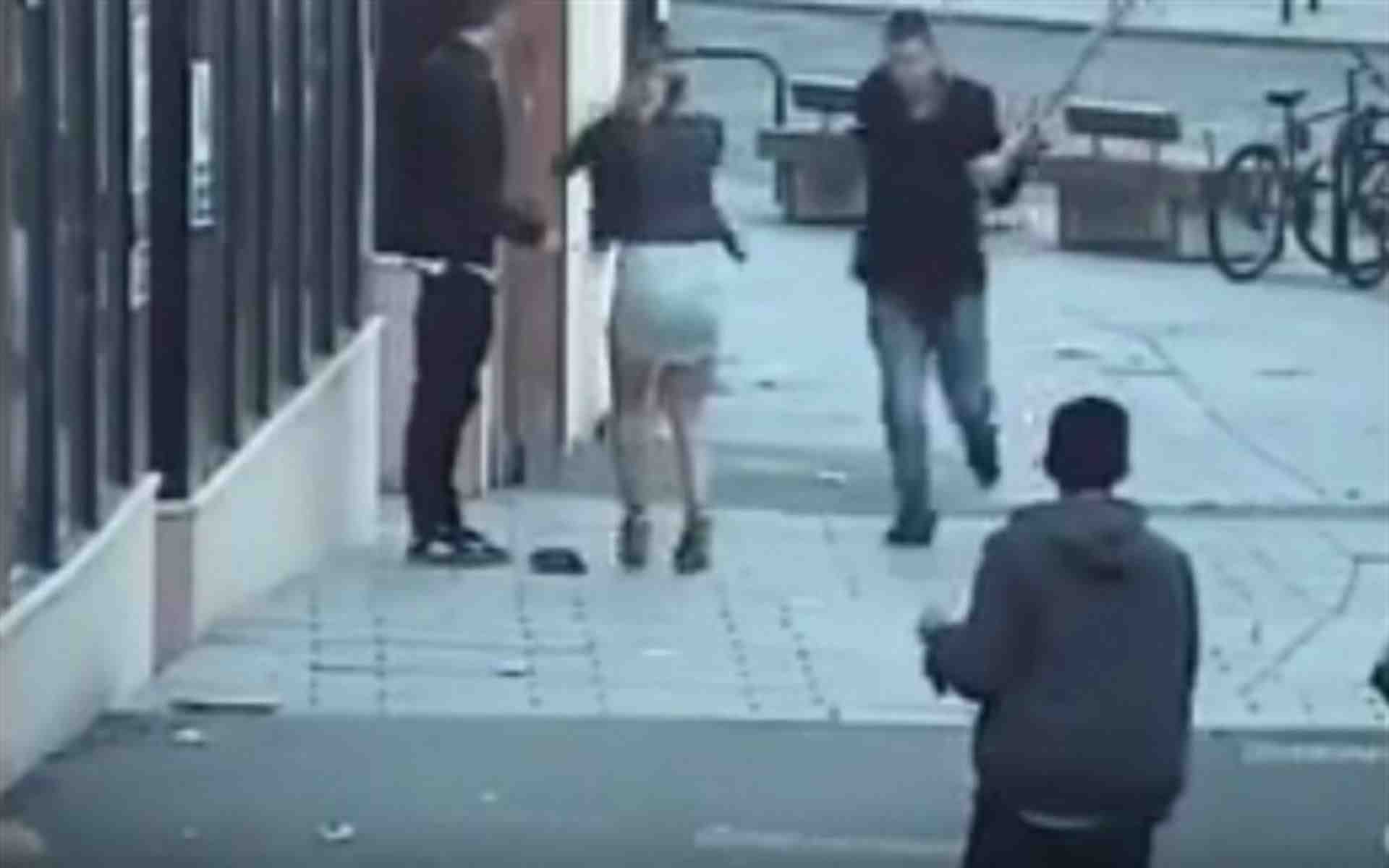 "Puto español, ¡habla inglés!", dijo antes de agredirle