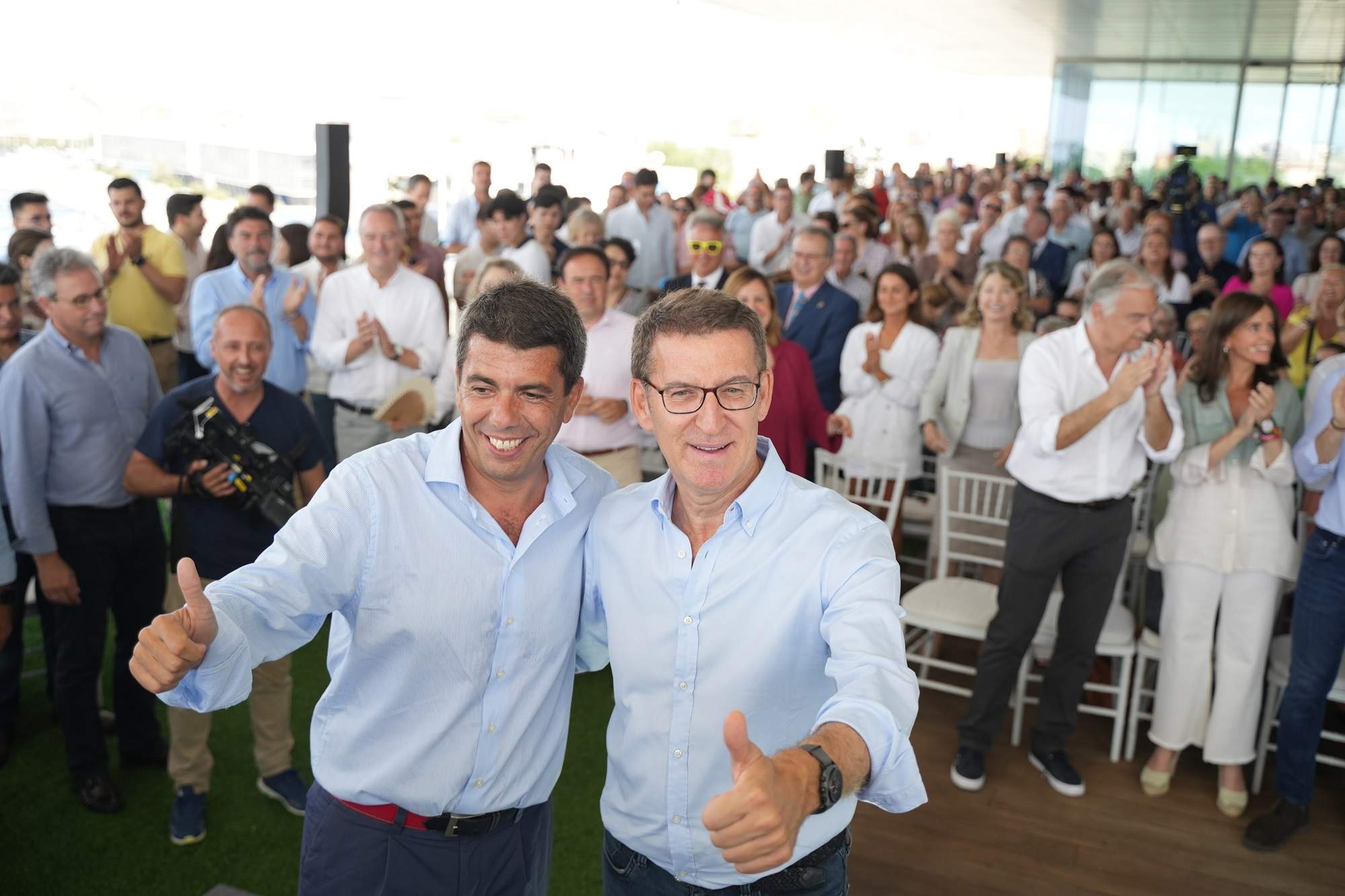 El PP resiste en las encuestas a pesar de la gestión de la DANA, con Vox al alza