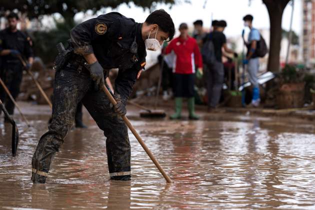 Paiporta. País Valencià. DANA. Temporal. Un polícia neteja l'aigua acumulada. Foto: Diego Radamés / Europa Press Paiporta. País Valencià. DANA. Temporal. Un polícia neteja l'aigua acumulada. Foto: Diego Radamés / Europa Press