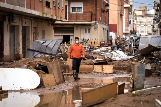 Paiporta. País Valencià. Un veí camina per les deixalles. DANA. Temporal. Foto: Diego Radamés / Europa Press Paiporta. País Valencià. Un veí camina per les deixalles. DANA. Temporal. Foto: Diego Radamés / Europa Press