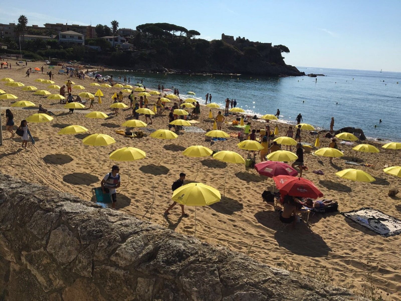 Las sombrillas amarillas aterrizan en Palamós