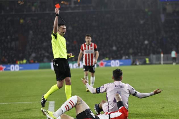 Arnau Martínez tarjeta encarnada PSV Girona / Foto: EFE Arnau Martínez tarjeta encarnada PSV Girona / Foto: EFE