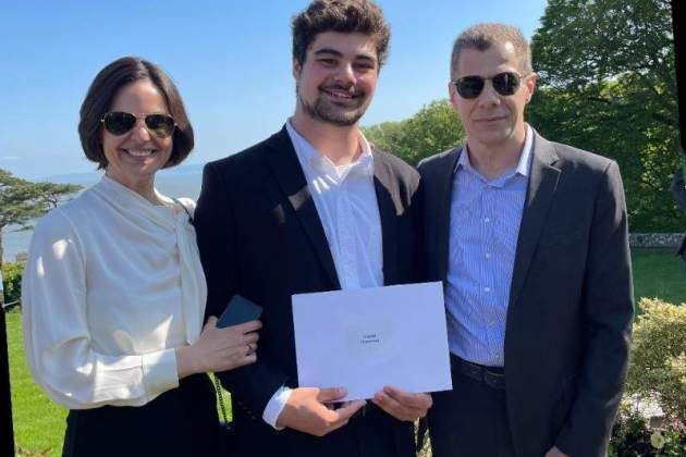 Gabriel Giacomelli se gradúa en Gales con los padres, Linkedin Gabriel Giacomelli se gradúa en Gales con los padres, Linkedin