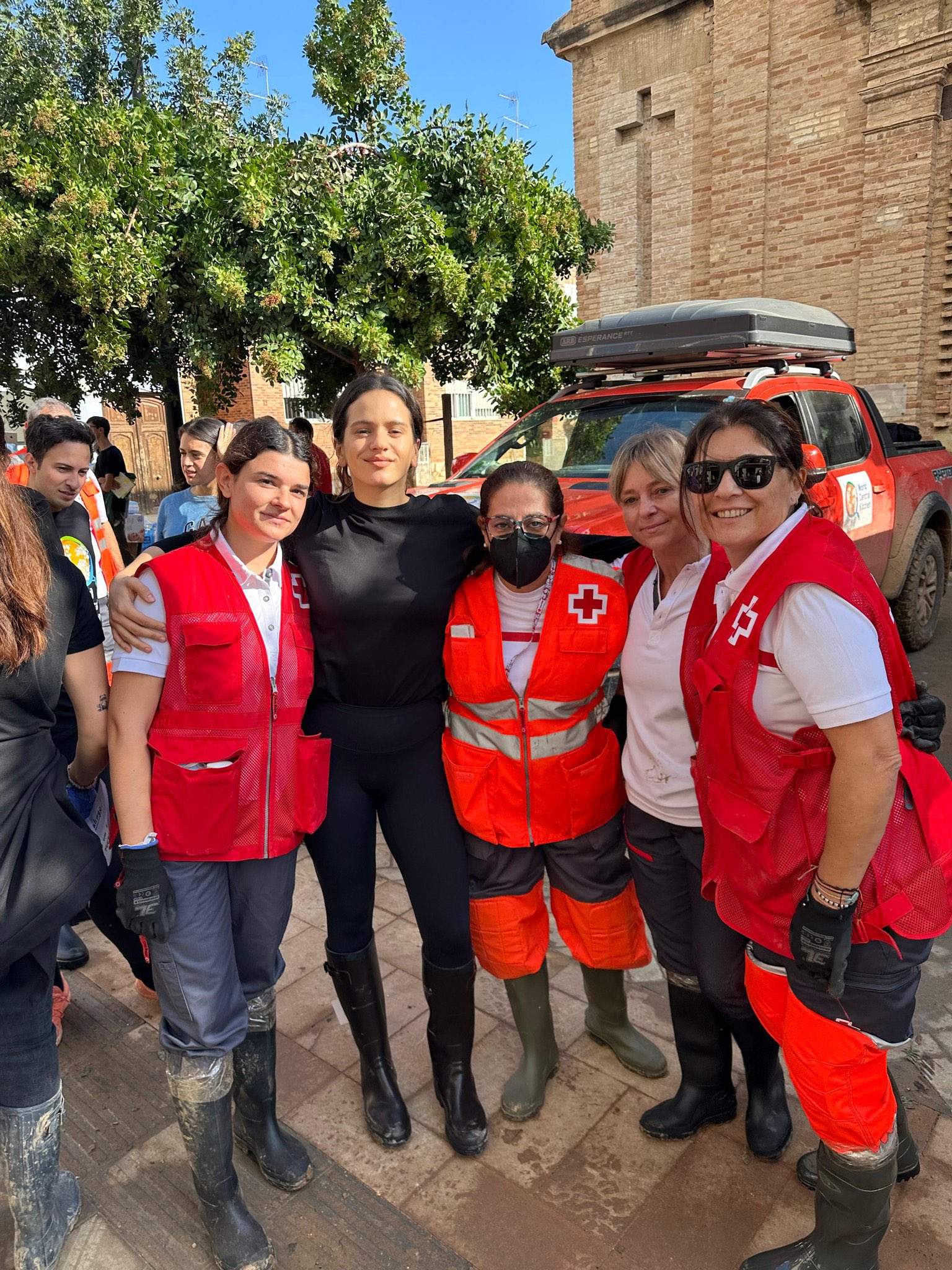 Rosalía s'uneix als voluntaris de València per ajudar les víctimes de la DANA