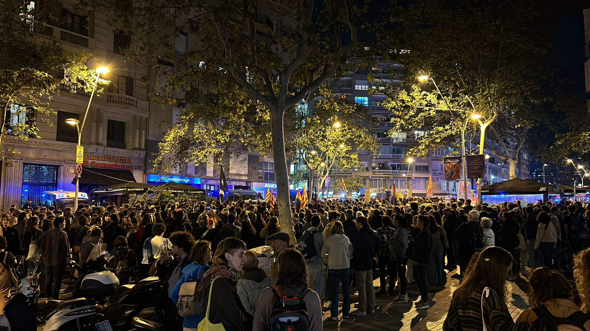Centenars de persones es concentren davant de la seu del PP a Barcelona al crit de “Mazón a la presó”