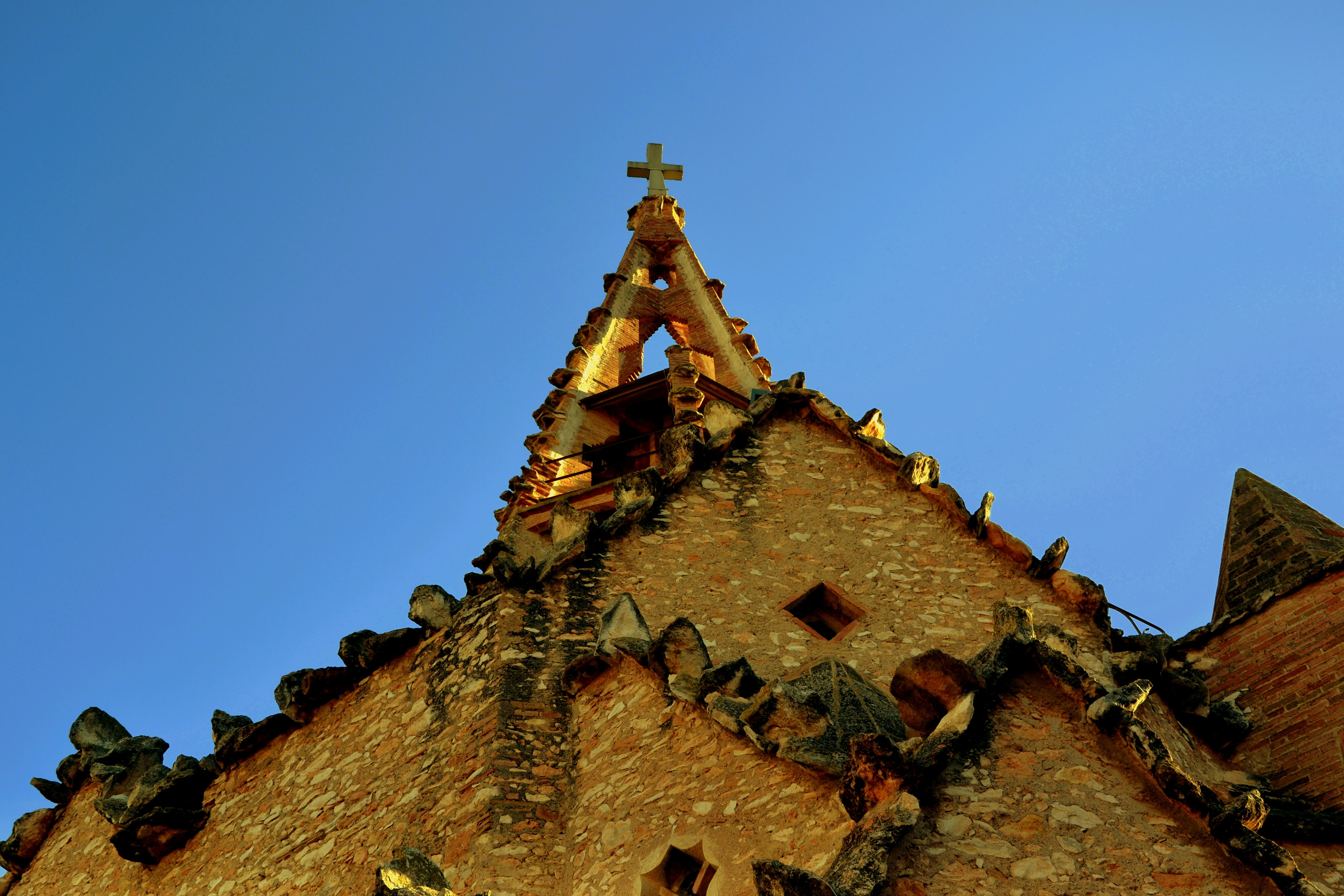 L'església de Vistabella: Jujol al costat de l'AVE de Camp de Tarragona