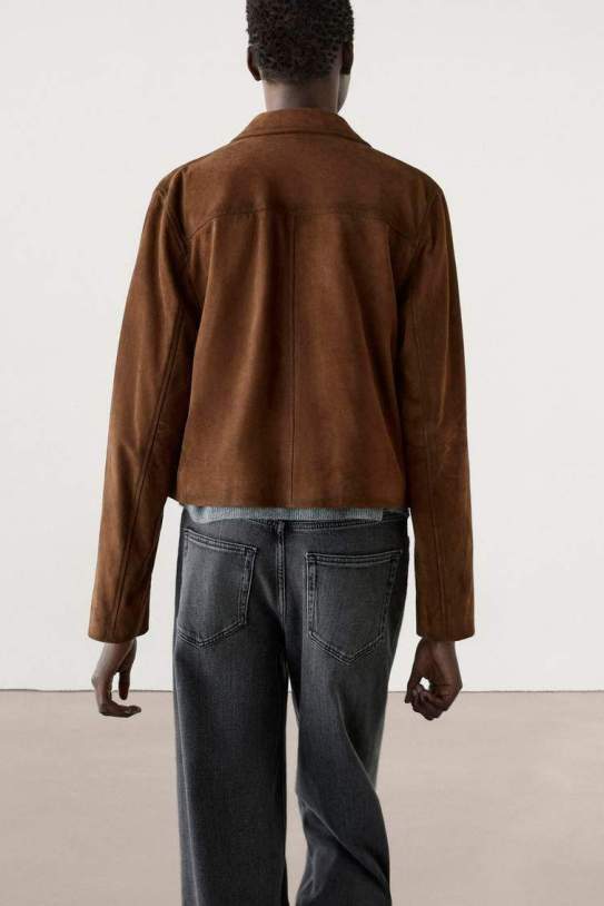 Chaqueta corta piel ante detalle bolsillos