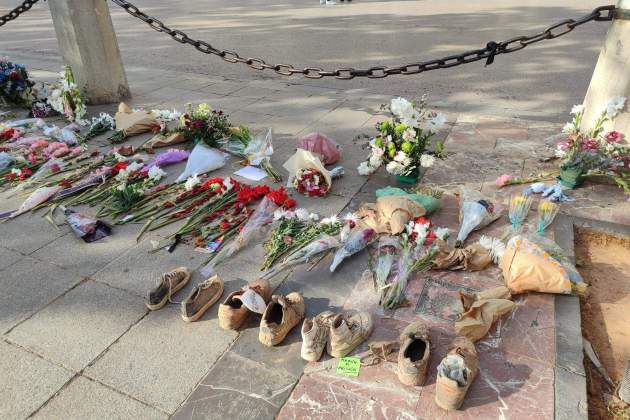nura portezuela ayuntamiento valencia flores zapatos luto dana nura portezuela ayuntamiento valencia flores zapatos luto dana