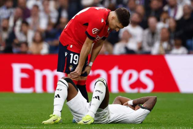 Rodrygo extendido en el suelo por|para mlestias musculares / Foto: EFE Rodrygo extendido en el suelo por|para mlestias musculares / Foto: EFE