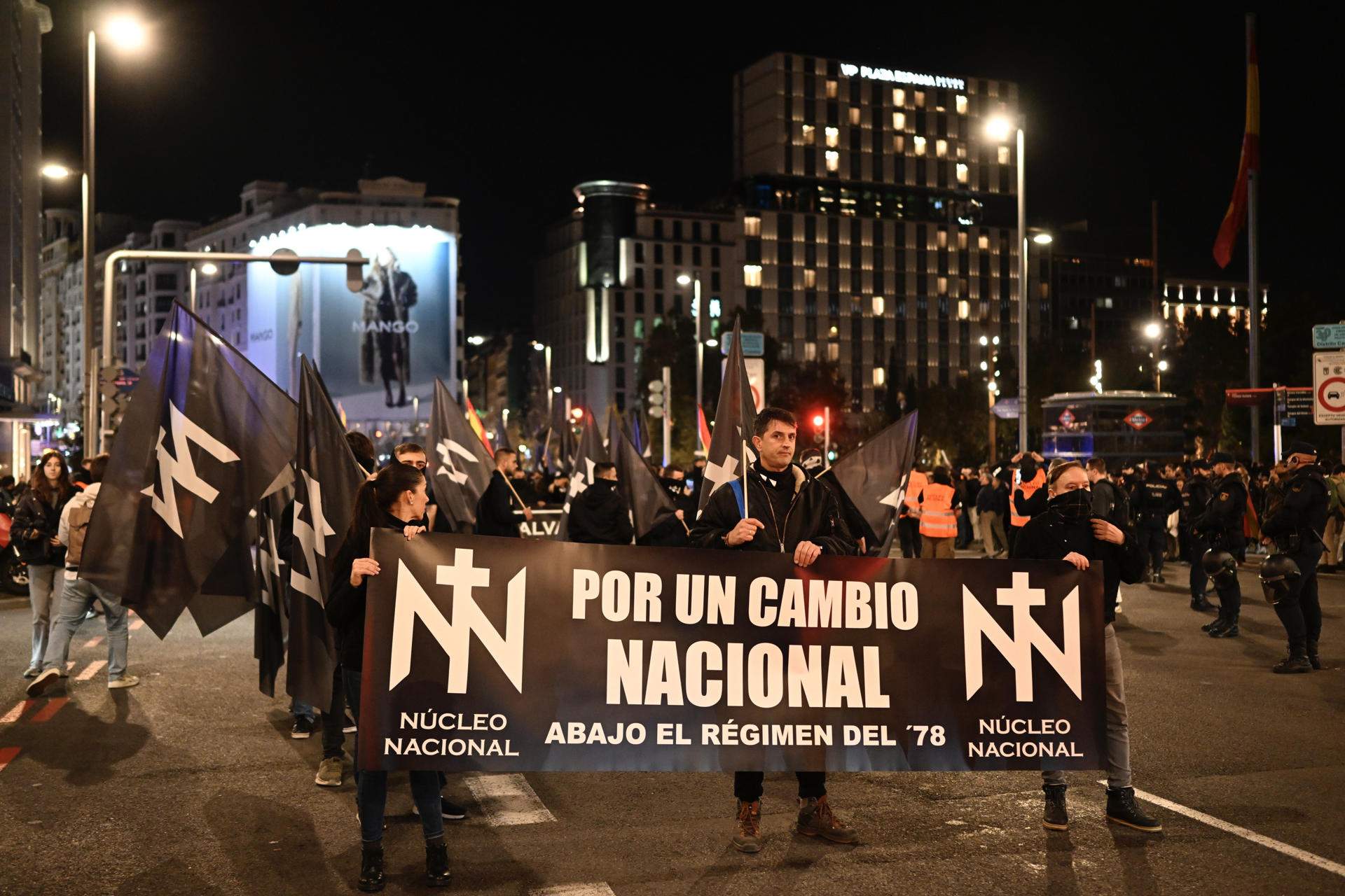 manifestació ferraz madrid extrema dreta bandera españa espanya nazis neonazis franquista franquistes noviembre nacional novembre 2024 EFE (1) manifestació ferraz madrid extrema dreta bandera españa espanya nazis neonazis franquista franquistes noviembre nacional novembre 2024 EFE (1)
