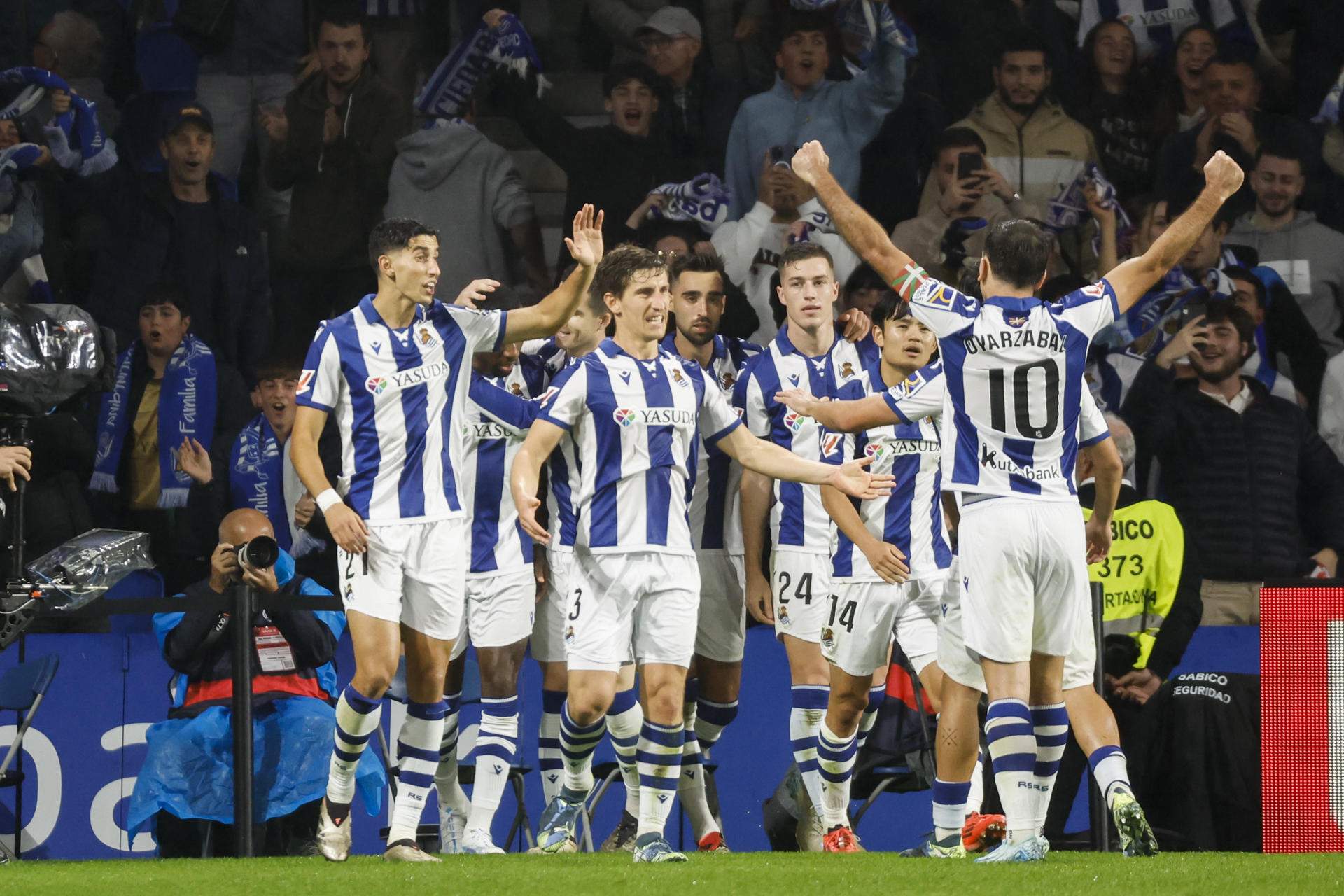 El Barça cae con polémica contra una Real Sociedad eléctrica (1-0) y da oxígeno a sus perseguidores