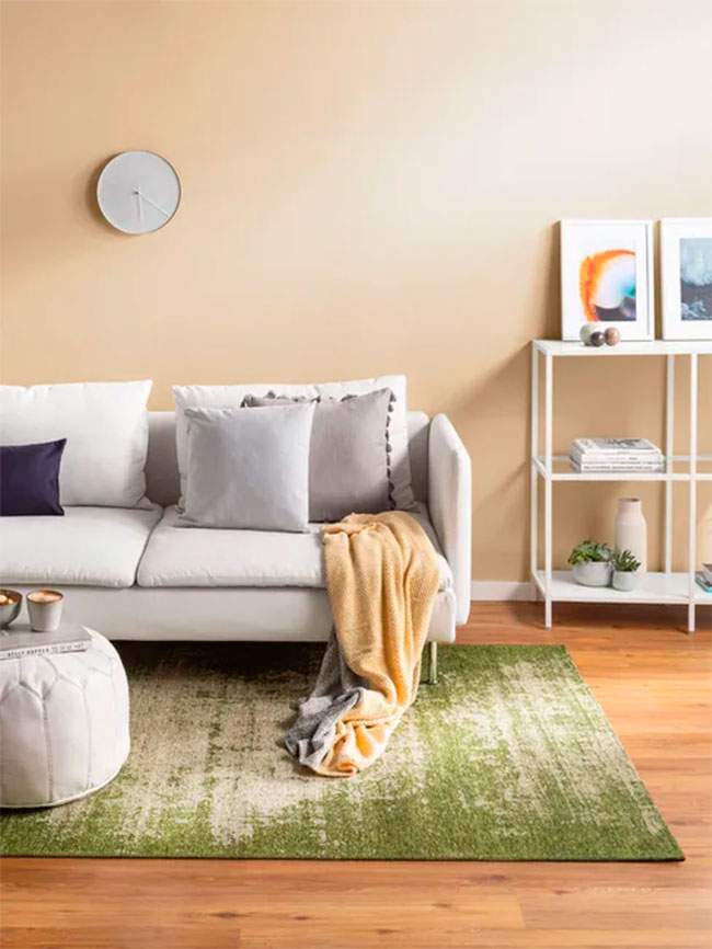 Segons els interioristes, posar catifes petites és la pitjor decisió per decorar la sala d'estar