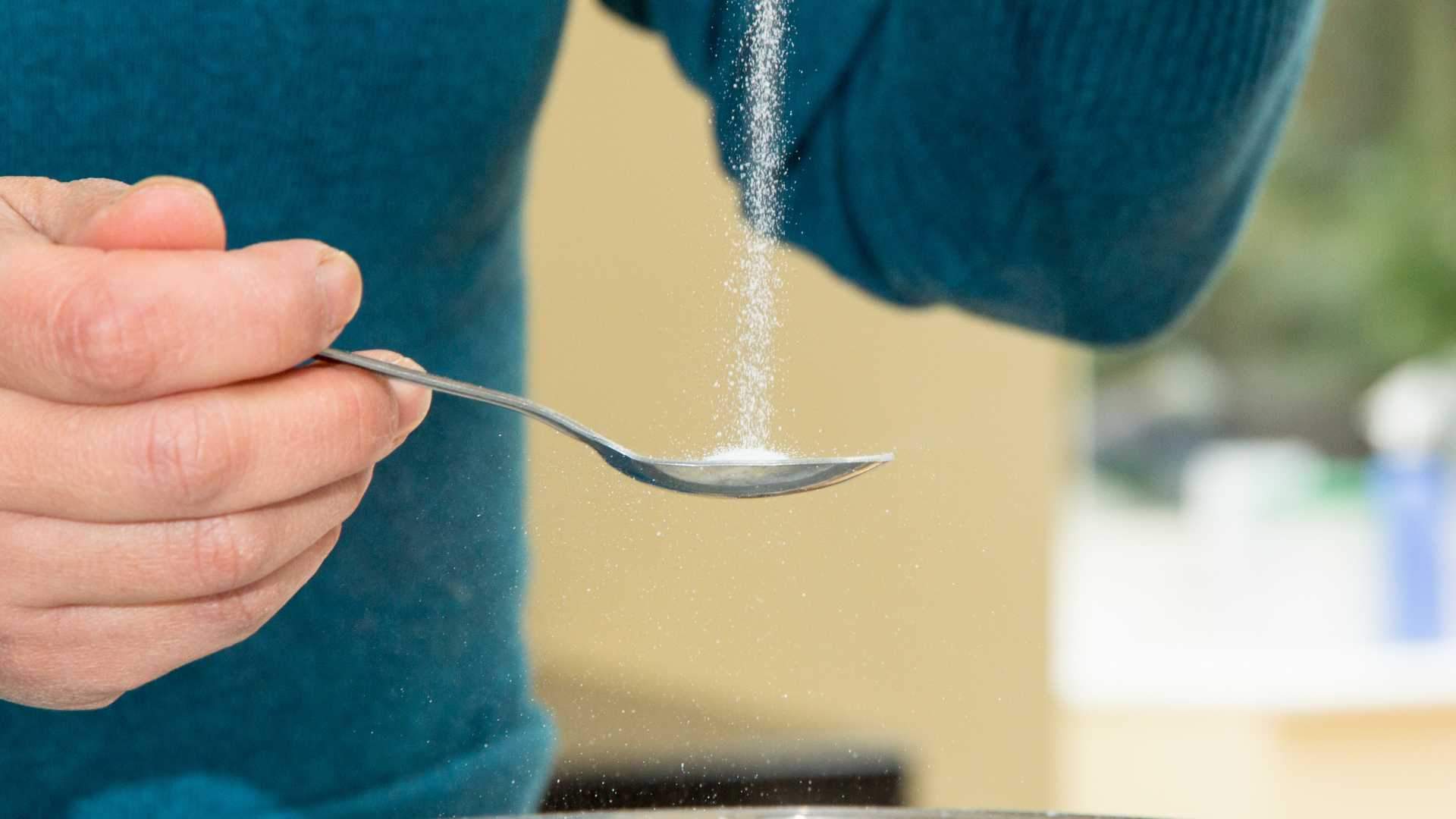 Cullerada de sal a la paella: el truc de cuiner que cada cop copia més gent
