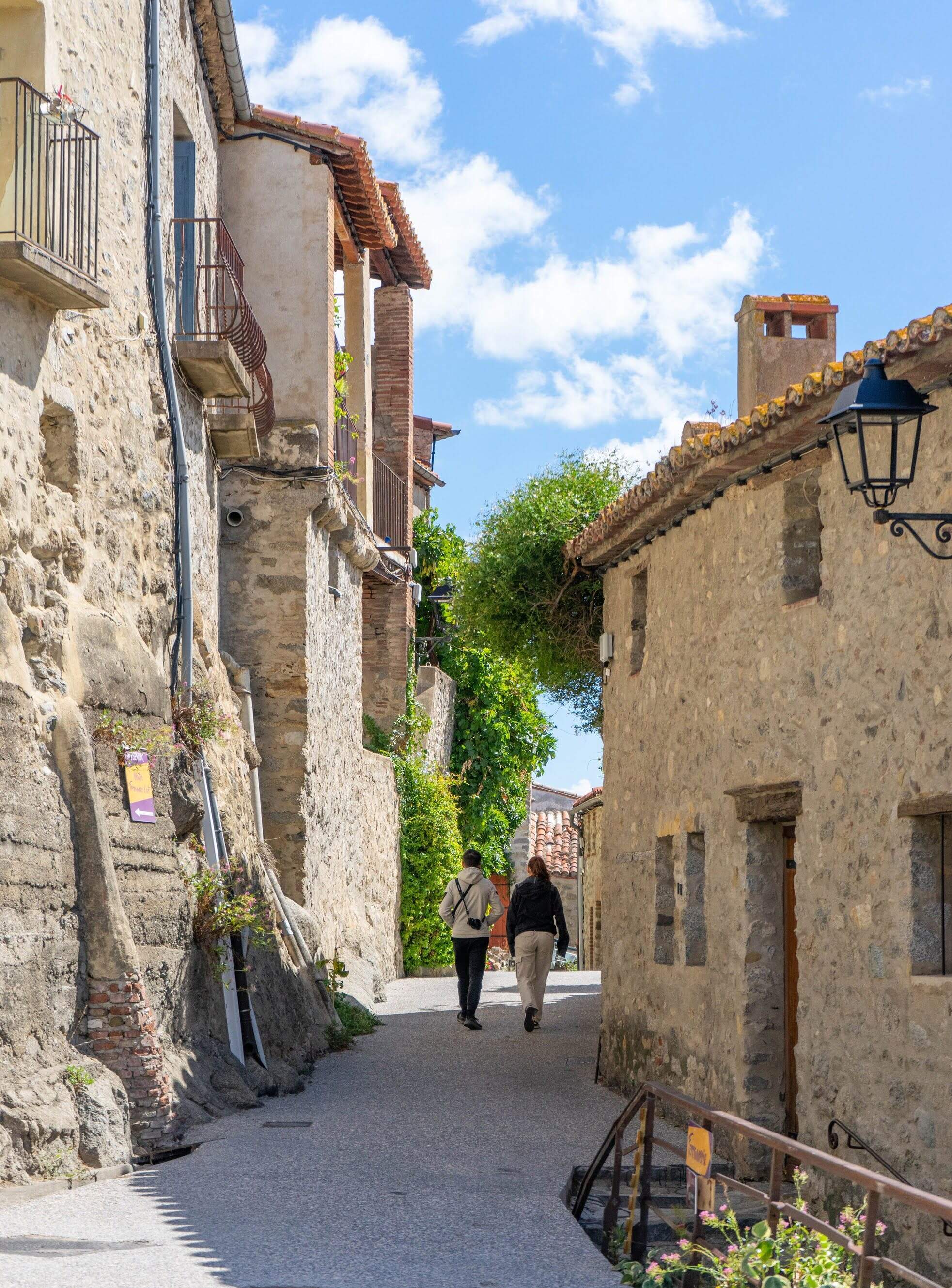 El pueblo de la Catalunya Nord enclavado en una colina que te enamorará con sus calles empedradas