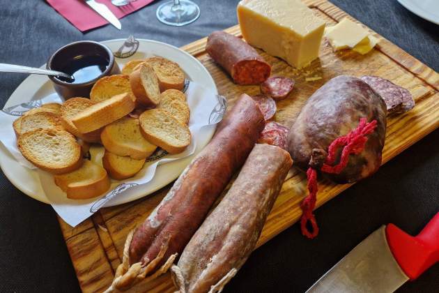 Embotits artesans del restaurant Hostal Grau / Foto: Esmorzarsdeforquilla.cat Embotits artesans del restaurant Hostal Grau / Foto: Esmorzarsdeforquilla.cat