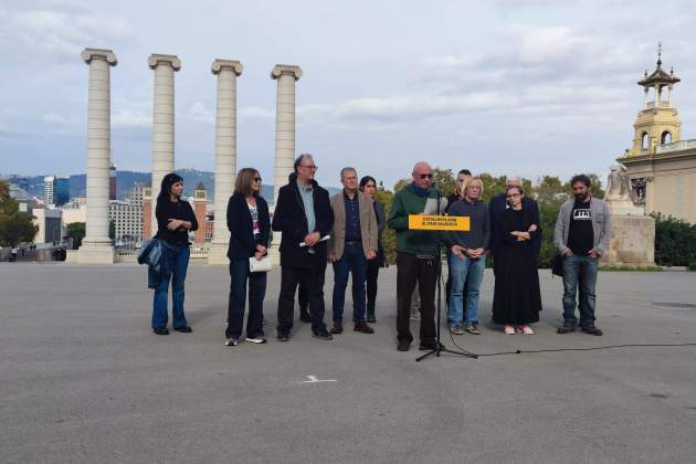 Les entitats organitzadores del concert a la roda de premsa davant les quatre columnes de Puig i Cadafalch Les entitats organitzadores del concert a la roda de premsa davant les quatre columnes de Puig i Cadafalch