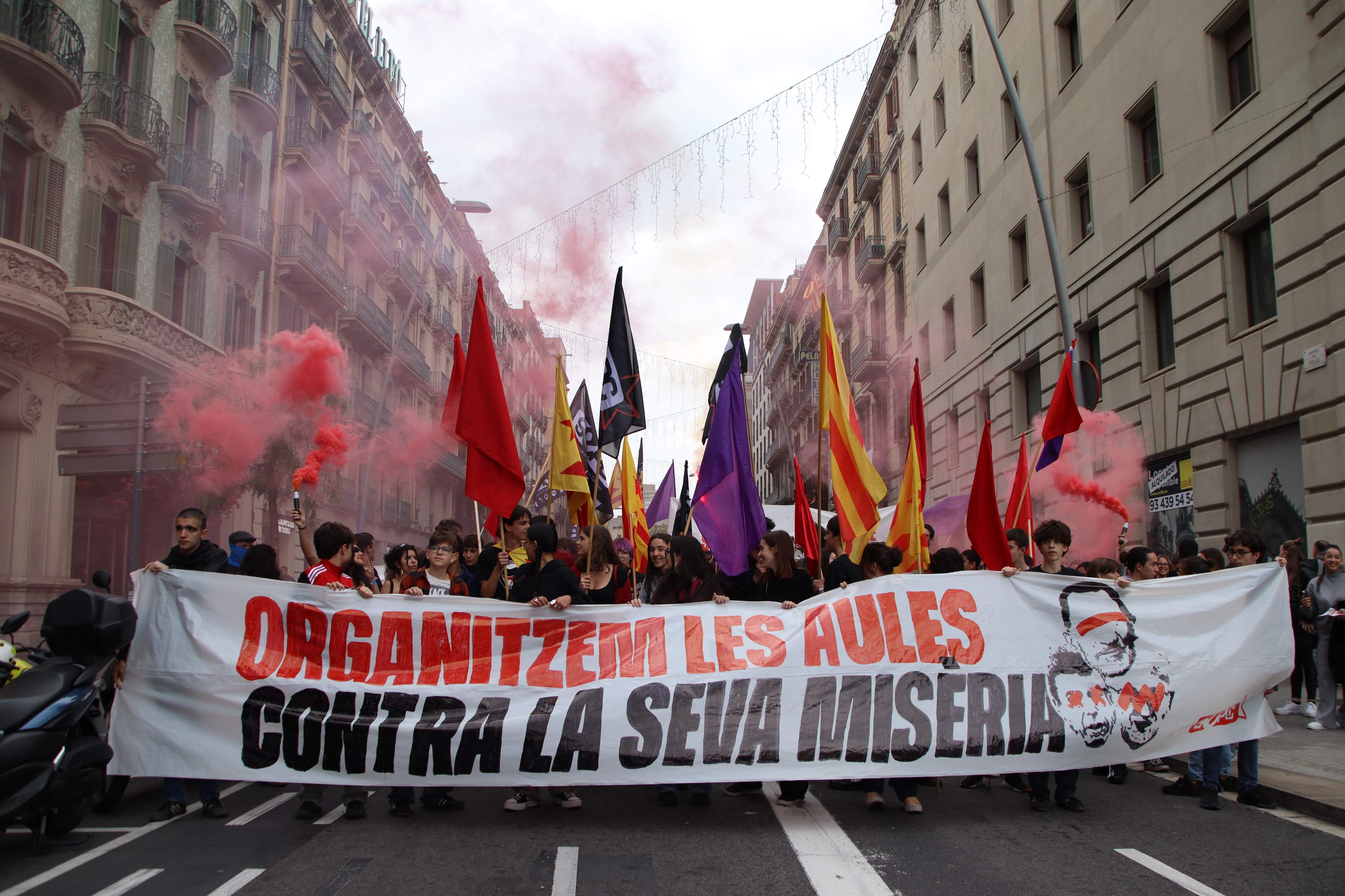 Los estudiantes se manifiestan para exigir la dimisión de Carlos Mazón por la gestión de la DANA