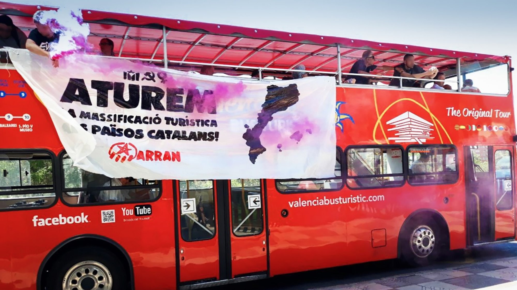 Arran assalta l’autobús turístic de València