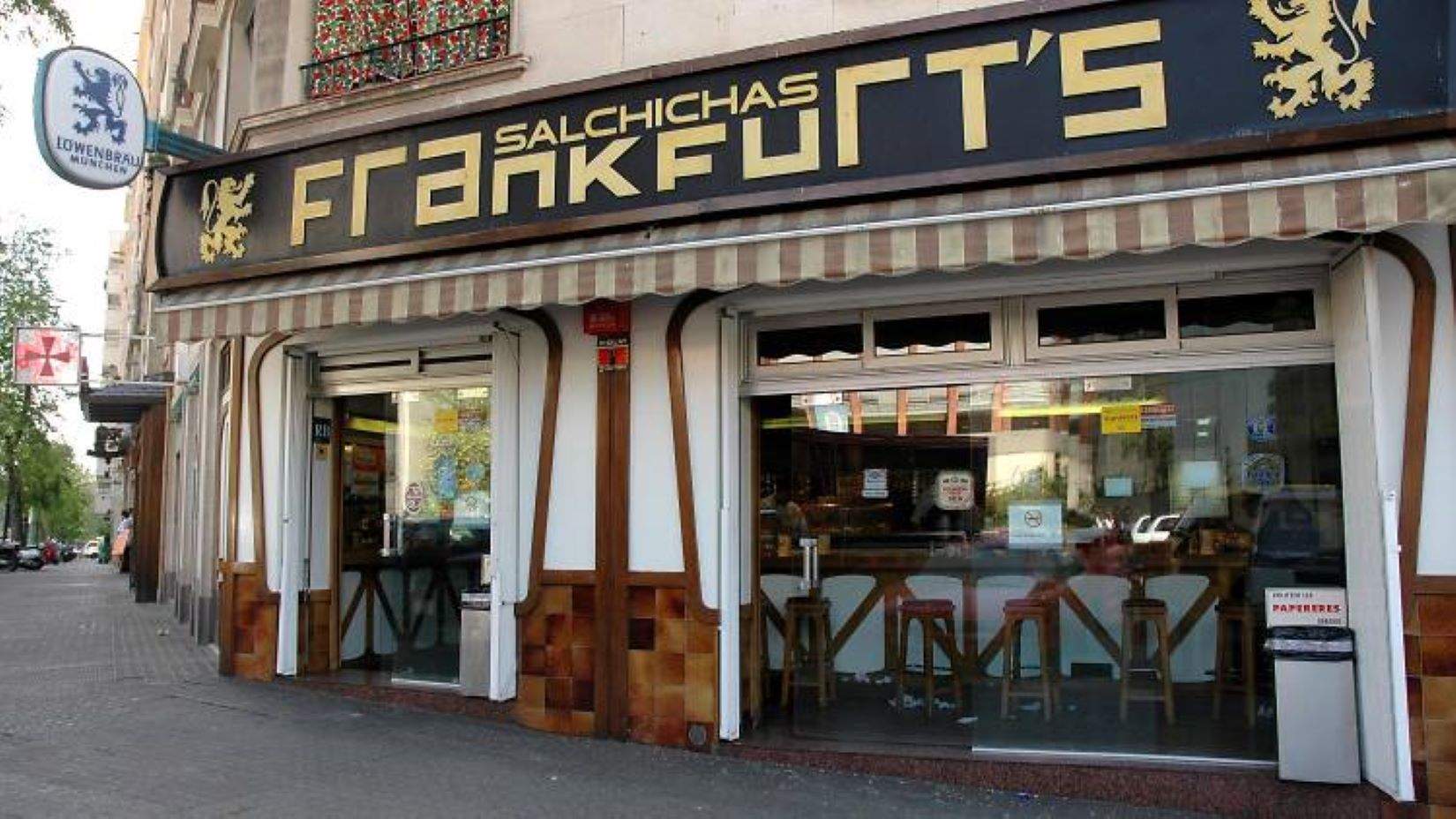 Un mítico frankfurt de Barcelona con bocadillos a 3,50 € premiado por la principal guía del Estado