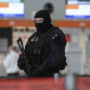 Policia a l'aeroport de Varsòvia Policia a l'aeroport de Varsòvia