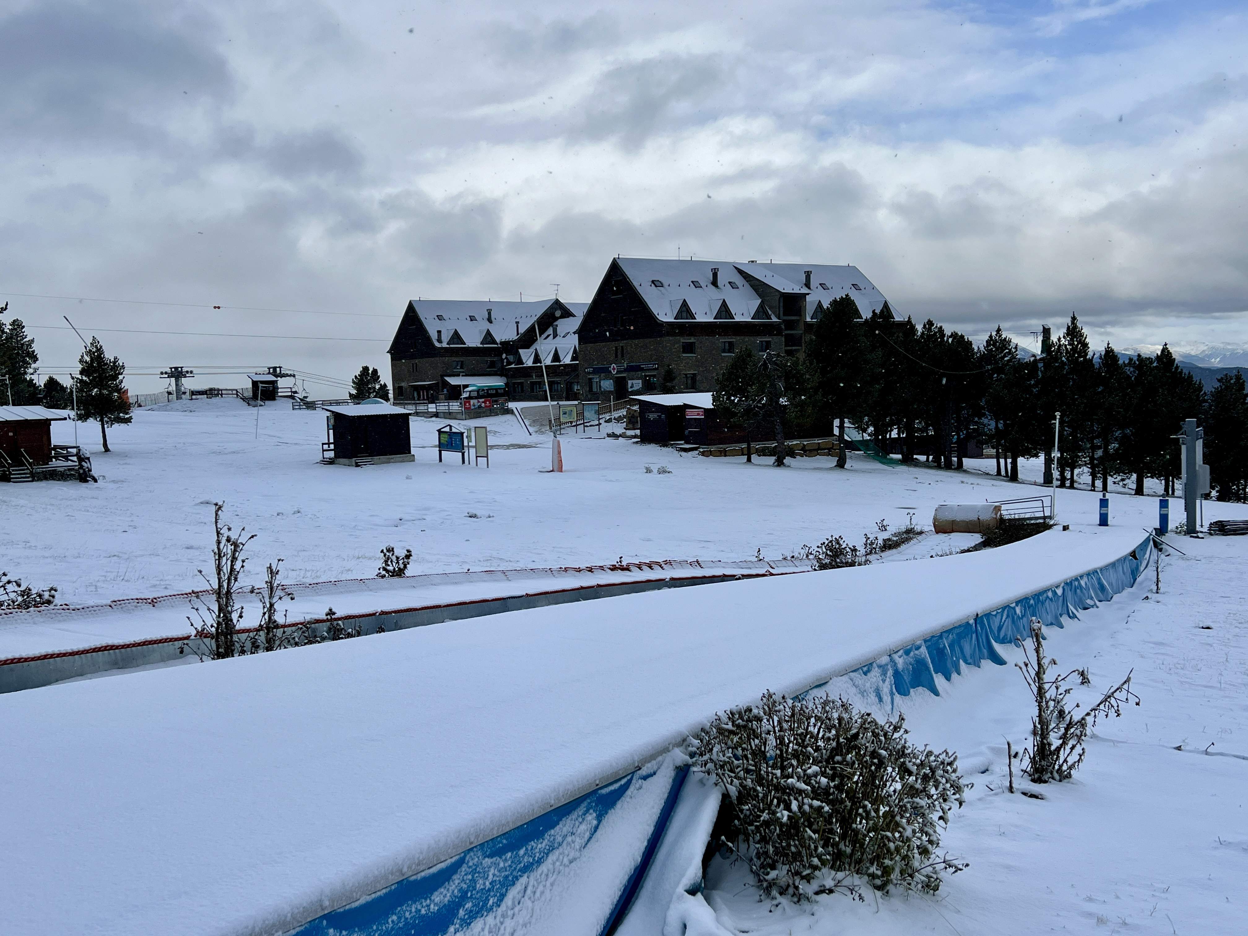 La neu arriba amb força al Pirineu i deixa una imatge de ple hivern