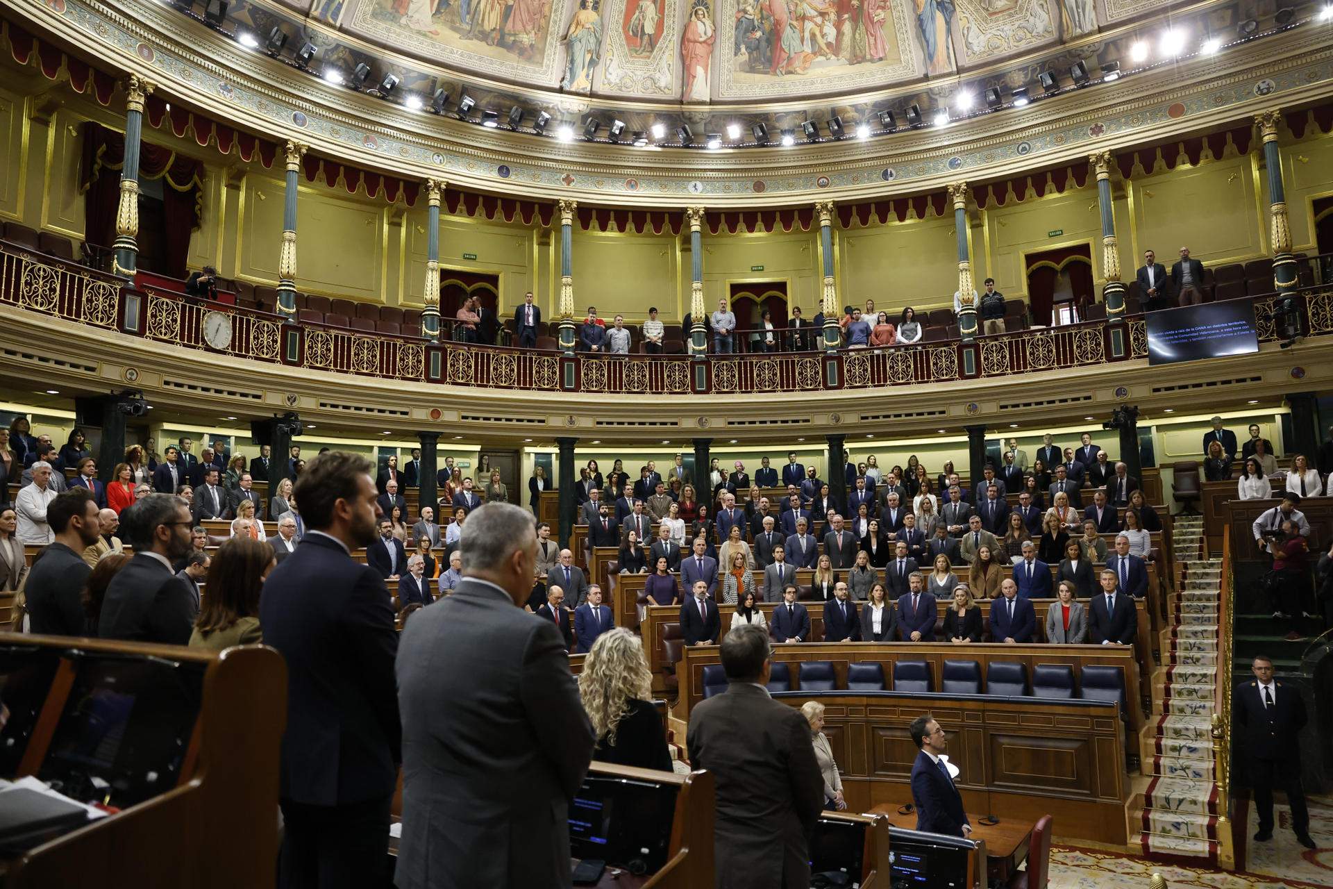 PP y PSOE bajan al fango de la DANA en el Congreso con acusaciones cruzadas contra Sánchez y Mazón