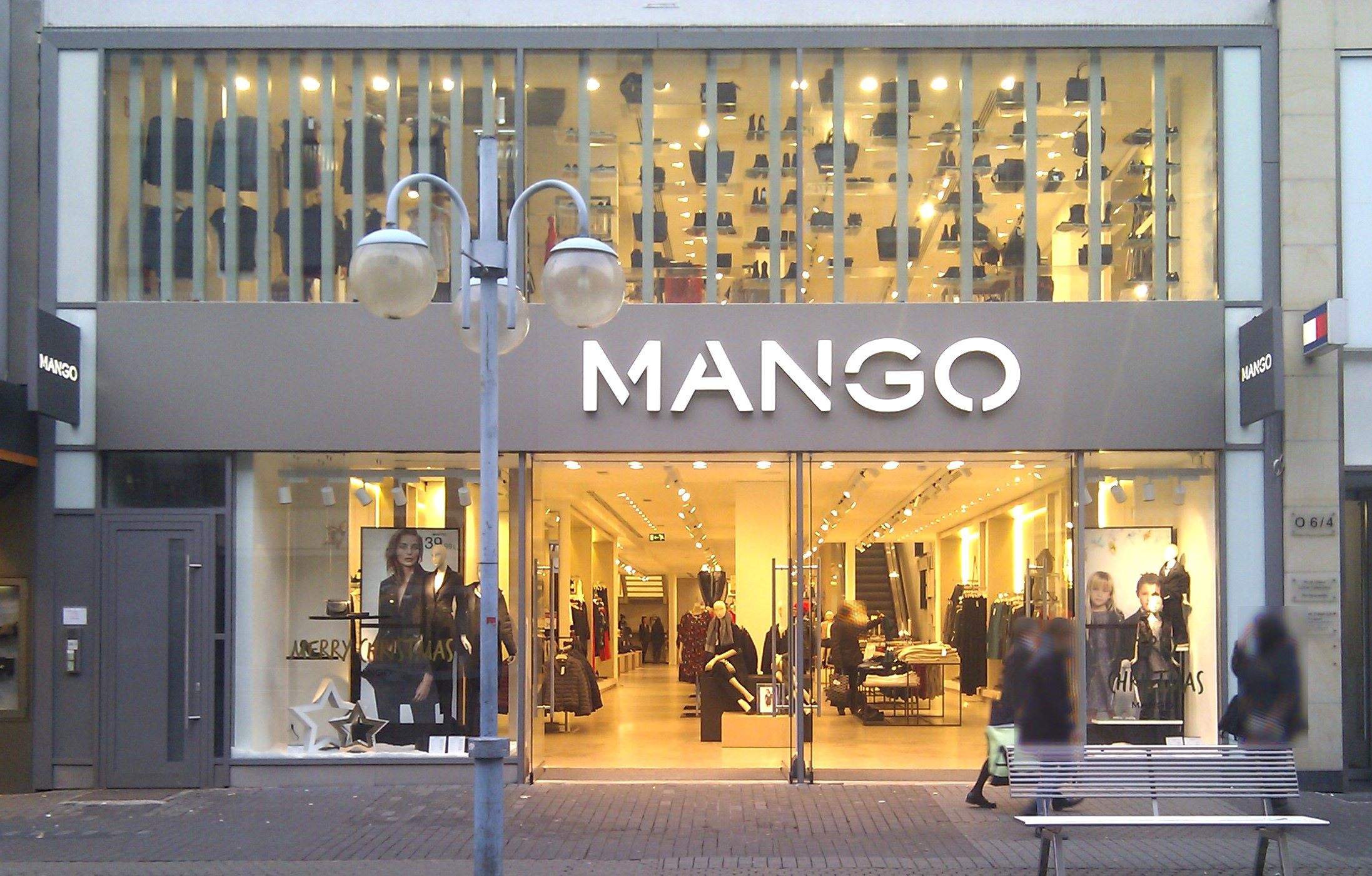 Los detalles de este jersey de Mango lo convierten en una pieza muy especial, ideal para estas fiestas