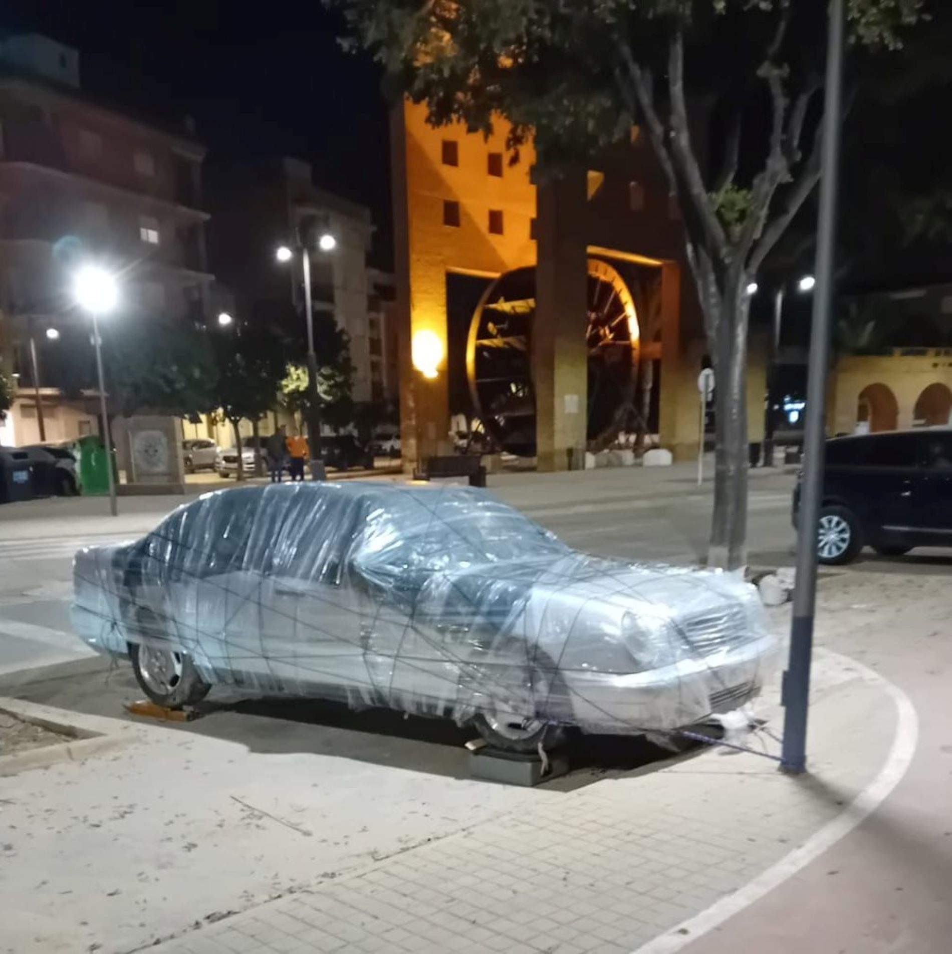 Les surrealistes solucions dels ciutadans per intentar salvar els cotxes de la DANA
