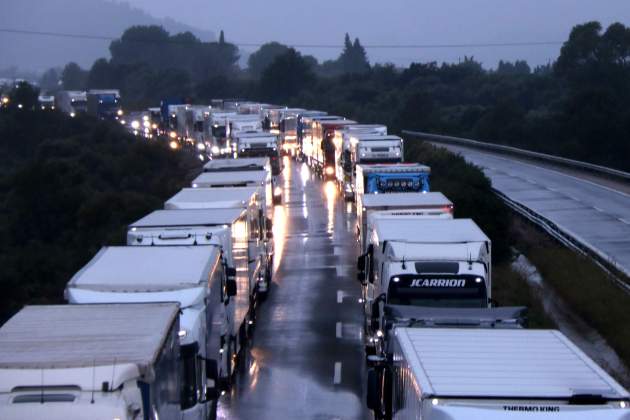 AP7 colapsada de camions sentit nord, altura Masdenverge, Montsia / ACN AP7 colapsada de camions sentit nord, altura Masdenverge, Montsia / ACN