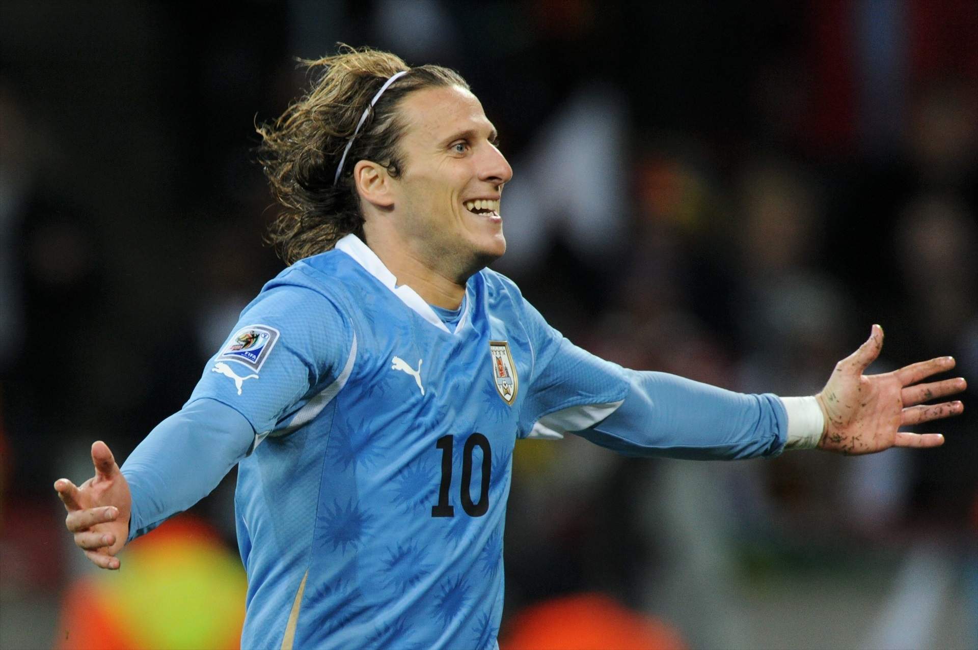 Diego Forlán, Bota de Oro en el Mundial de fútbol de 2010, debuta en el tenis profesional a los 45 años