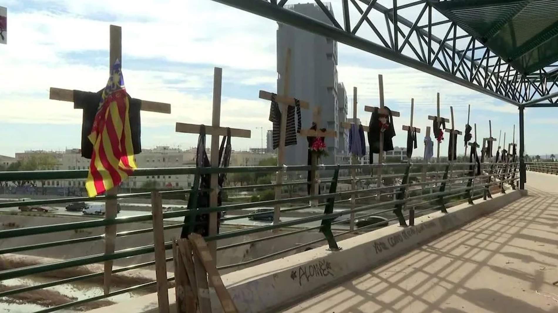 Así recuerdan a las víctimas de la DANA en el 'Pont de la Solidaritat': el homenaje del viacrucis