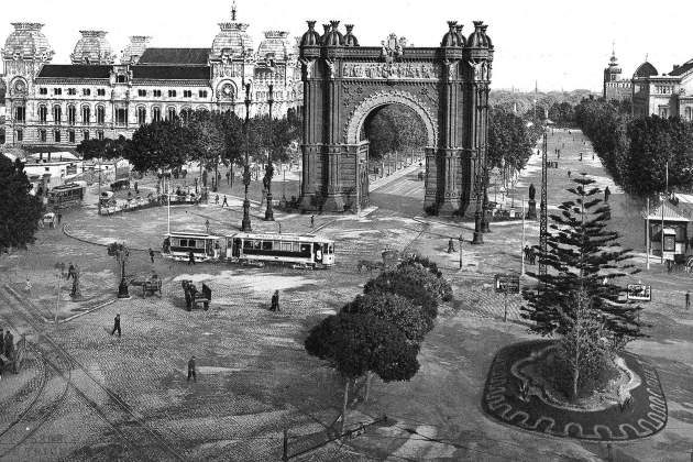 tramvia per davant arc de triomf a la decada 1890 foto AE tramvia per davant arc de triomf a la decada 1890 foto AE