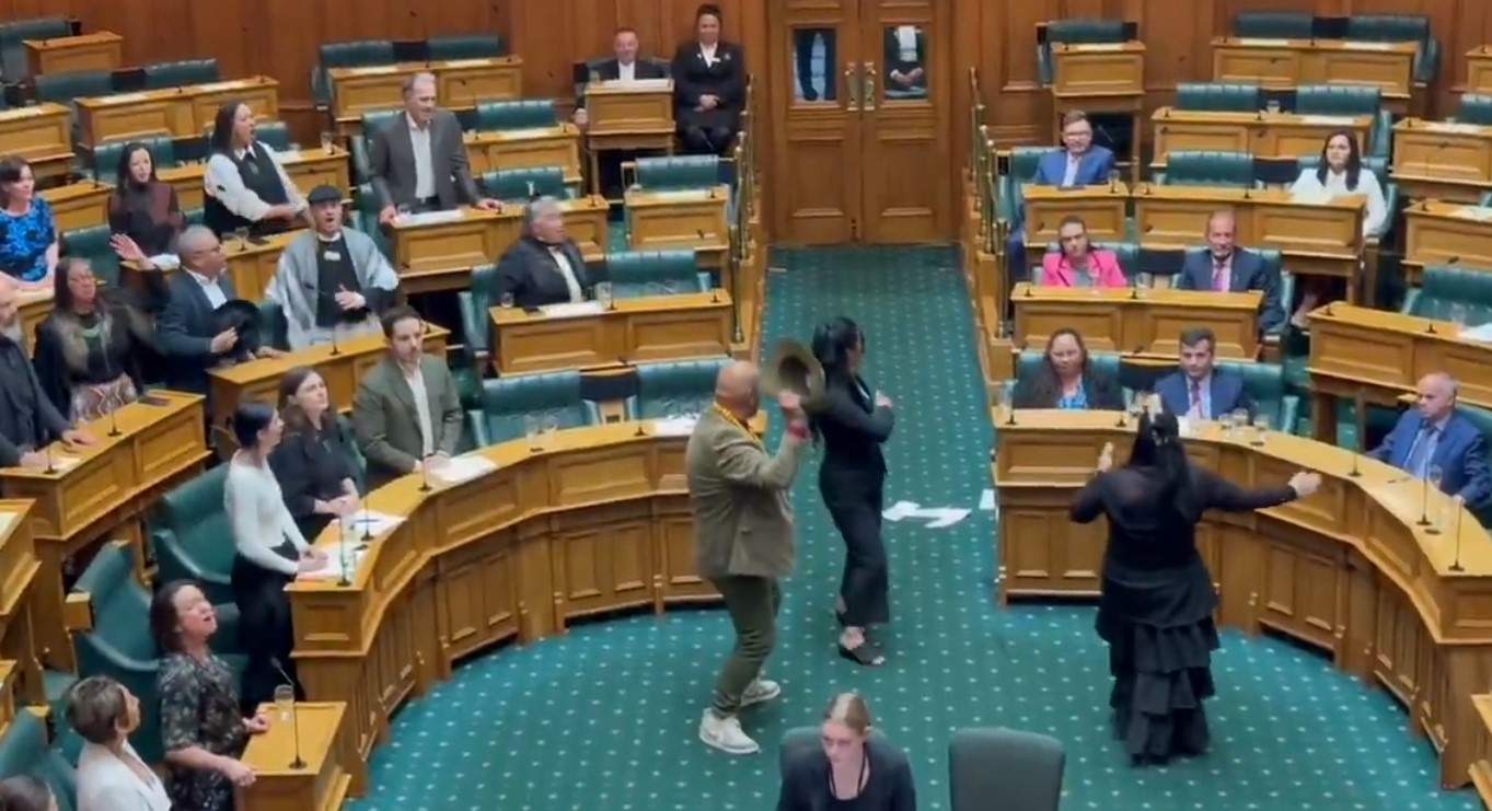 Bronca en el parlamento neozelandés, con un baile 'haka' contra una ley que resta derechos al pueblo maorí