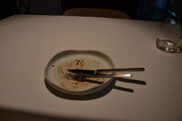 Ya no queda nada del plato principal de pescado|pez / Foto: Jordi Tubella Ya no queda nada del plato principal de pescado|pez / Foto: Jordi Tubella