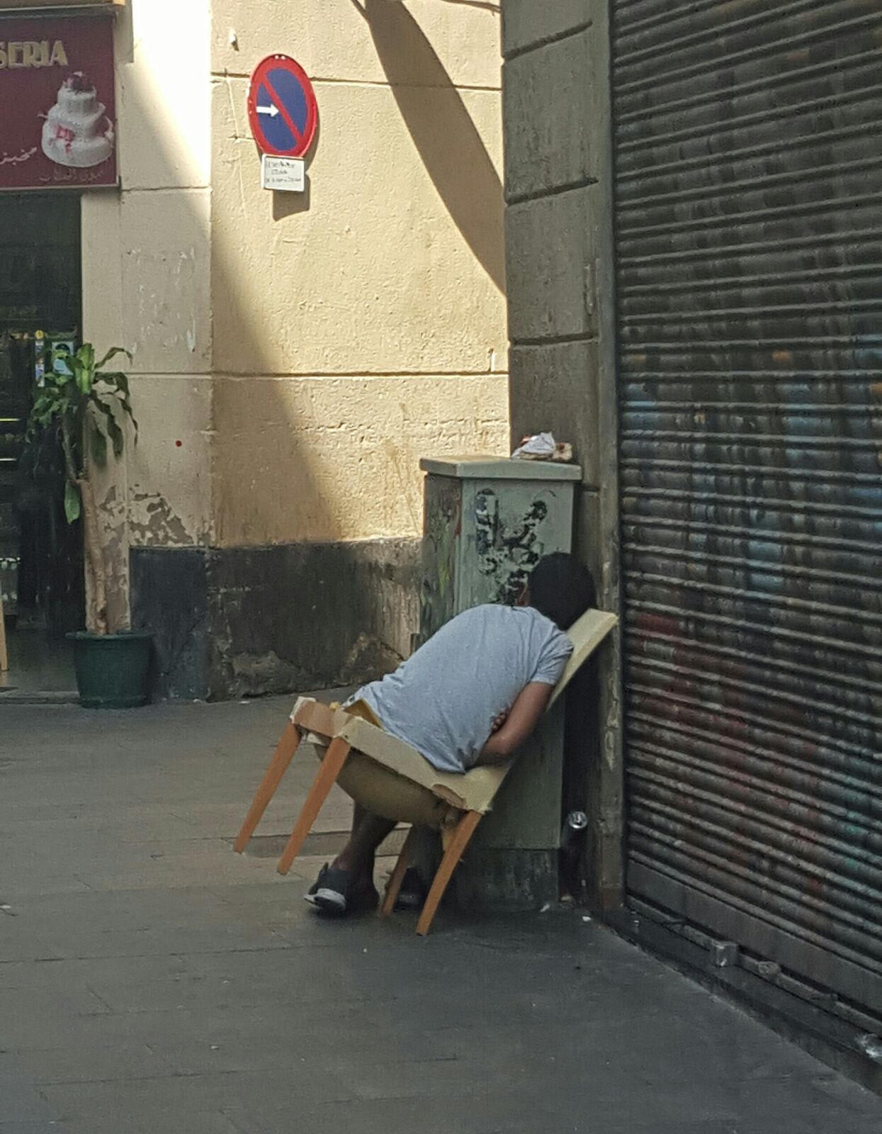 gente durmiendo en la calle arrabal