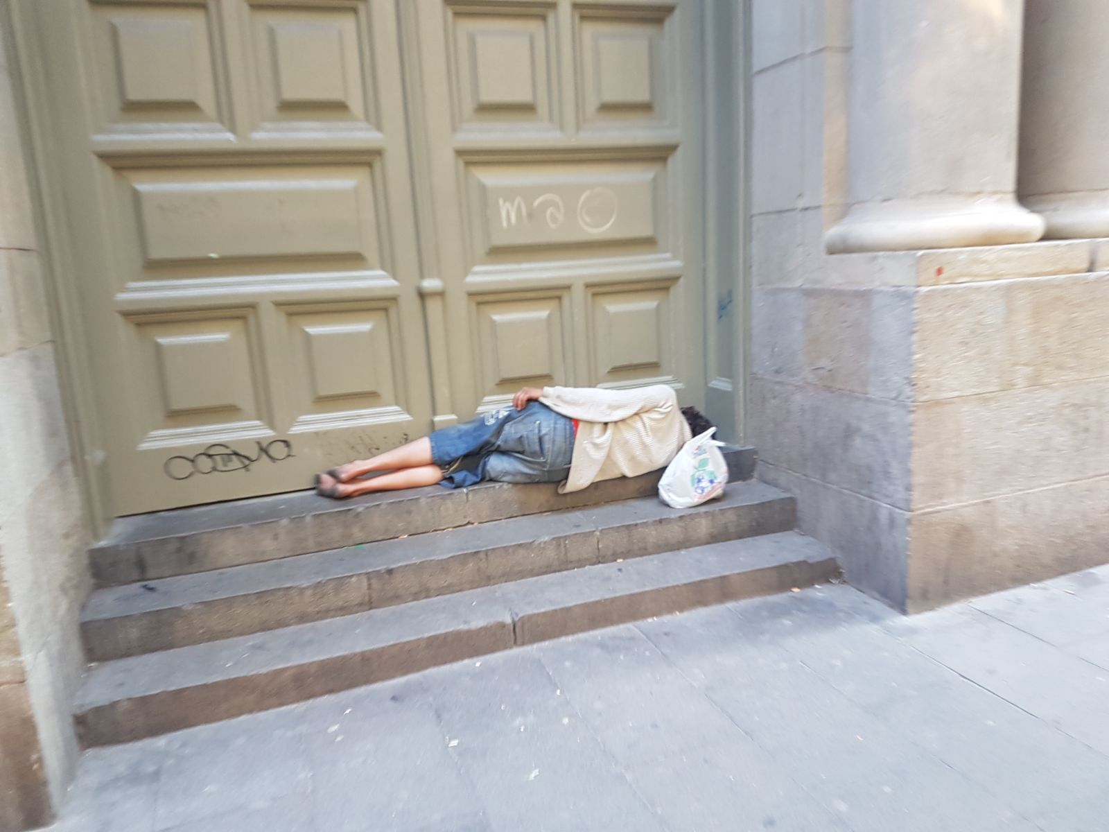 indigente durmiendo calle arrabal