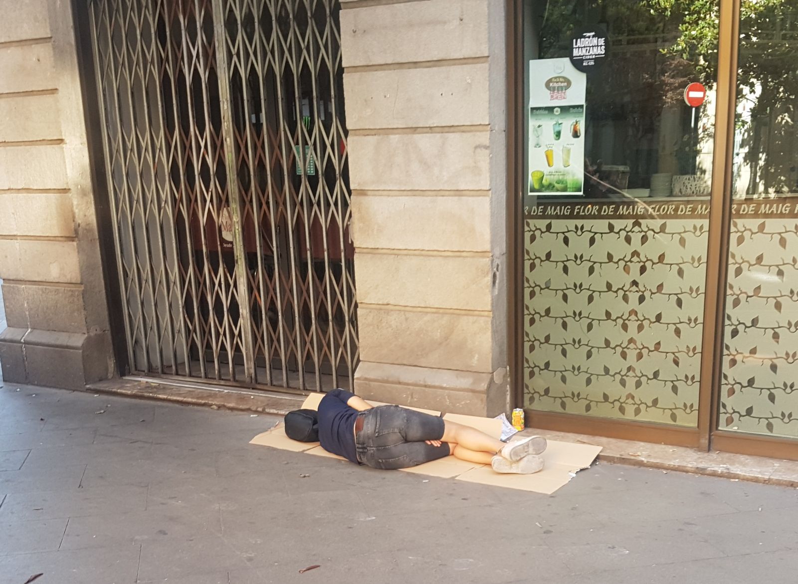 gente durmiendo calle arrabal