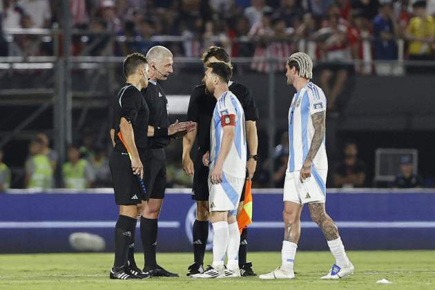 Leo Messi protesta al árbitro después del Paraguay - Argentina / Foto: EFE Leo Messi protesta al árbitro después del Paraguay - Argentina / Foto: EFE
