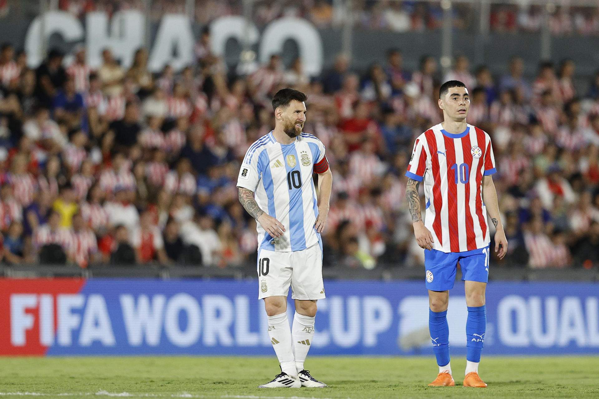 Argentina cae en Paraguay con una fuerte polémica y un Leo Messi desaparecido (2-1)