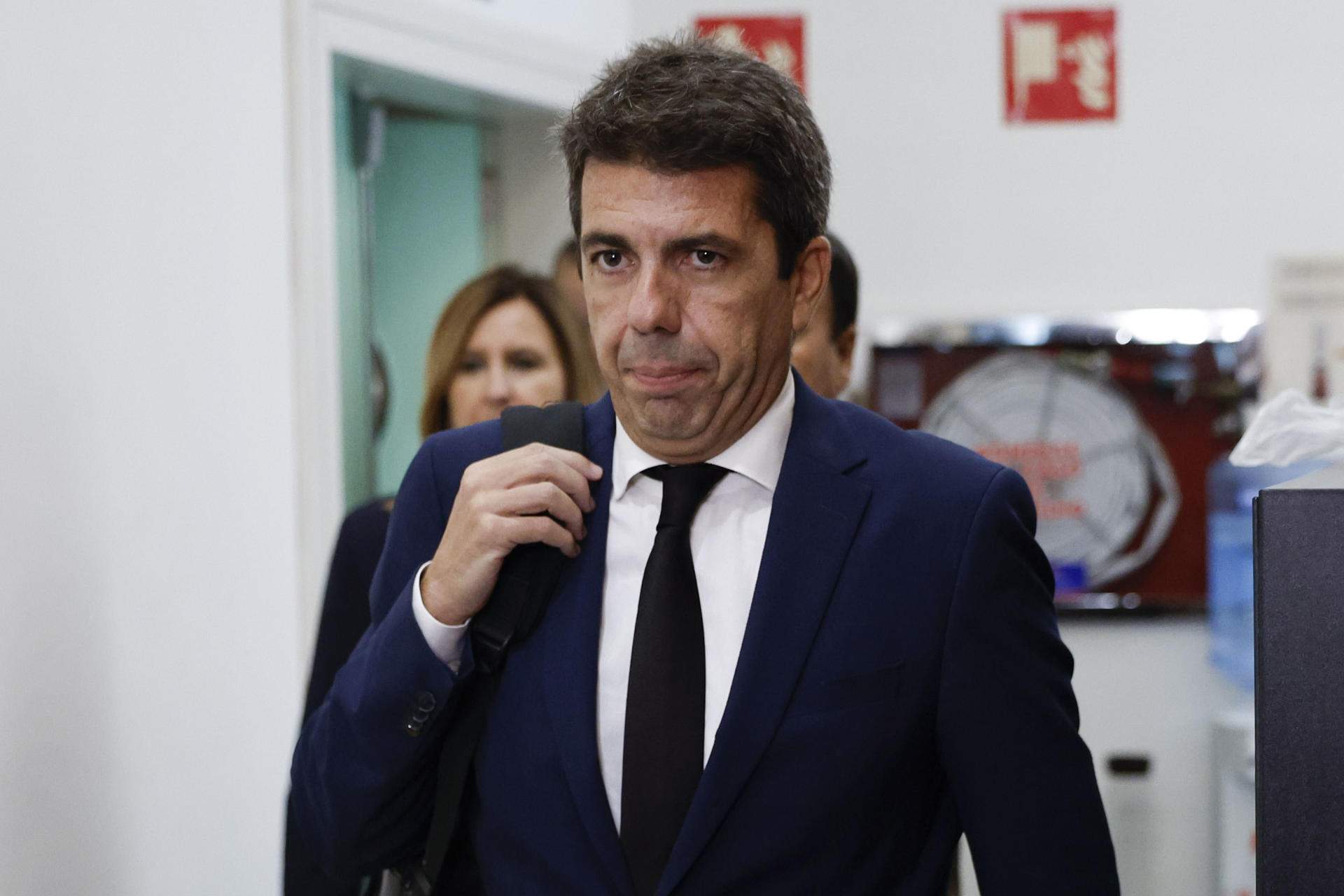 Mazón se enroca y critica el Gobierno con argumentos desmentidos por la conselleria de Interior